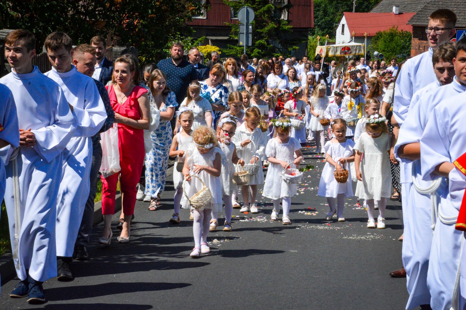 Tłumy na procesji Bożego Ciała w Brzeziu. Na drodze Najświętszego Sakramentu prawdziwe dzieła sztuki