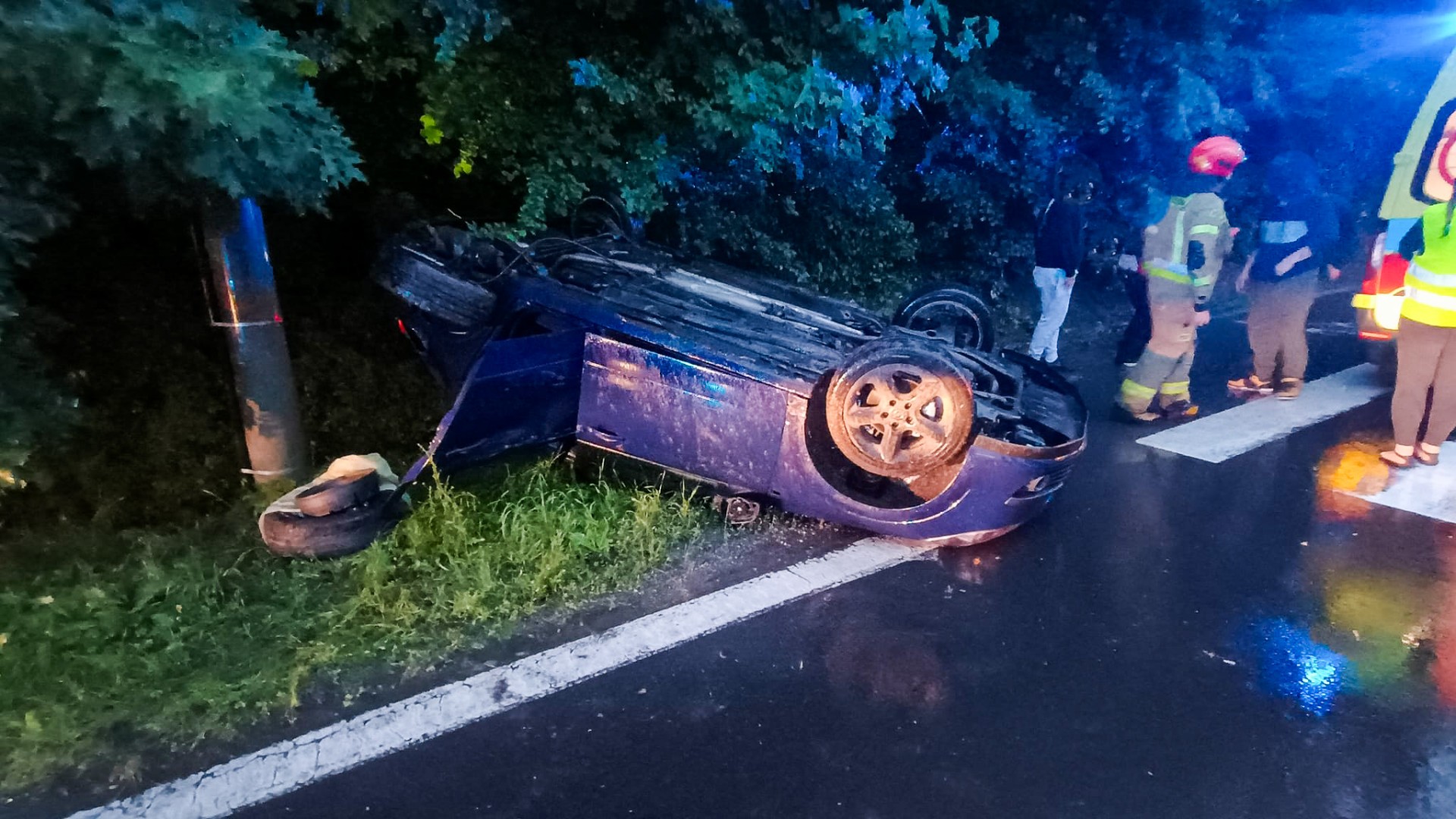 Dachowanie i zerwany przewód. Interwencje straży pożarnej w powiecie raciborskim 10 czerwca