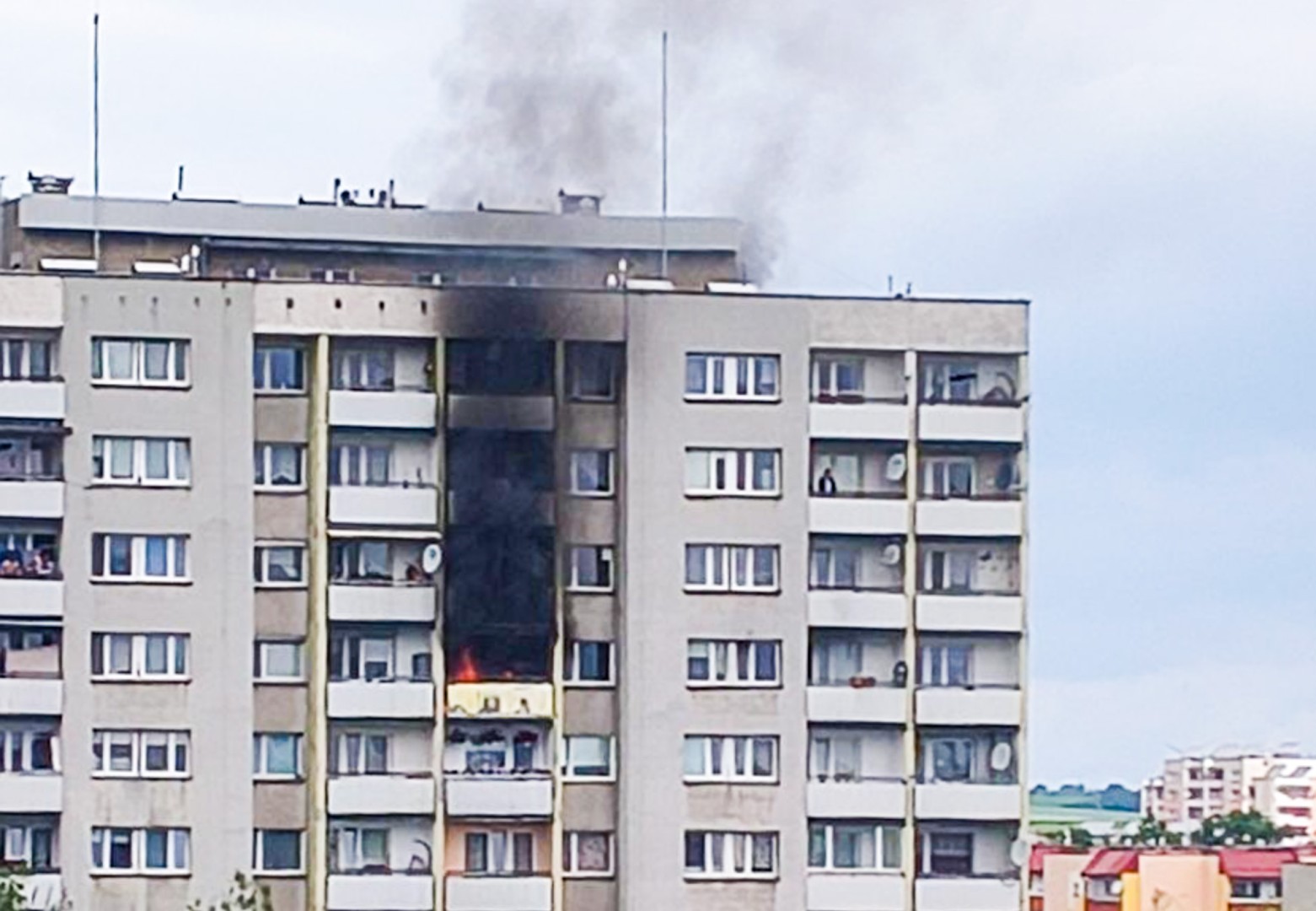 Błyskawiczna reakcja policjantów podczas pożaru mieszkania na Katowickiej [WIDEO]