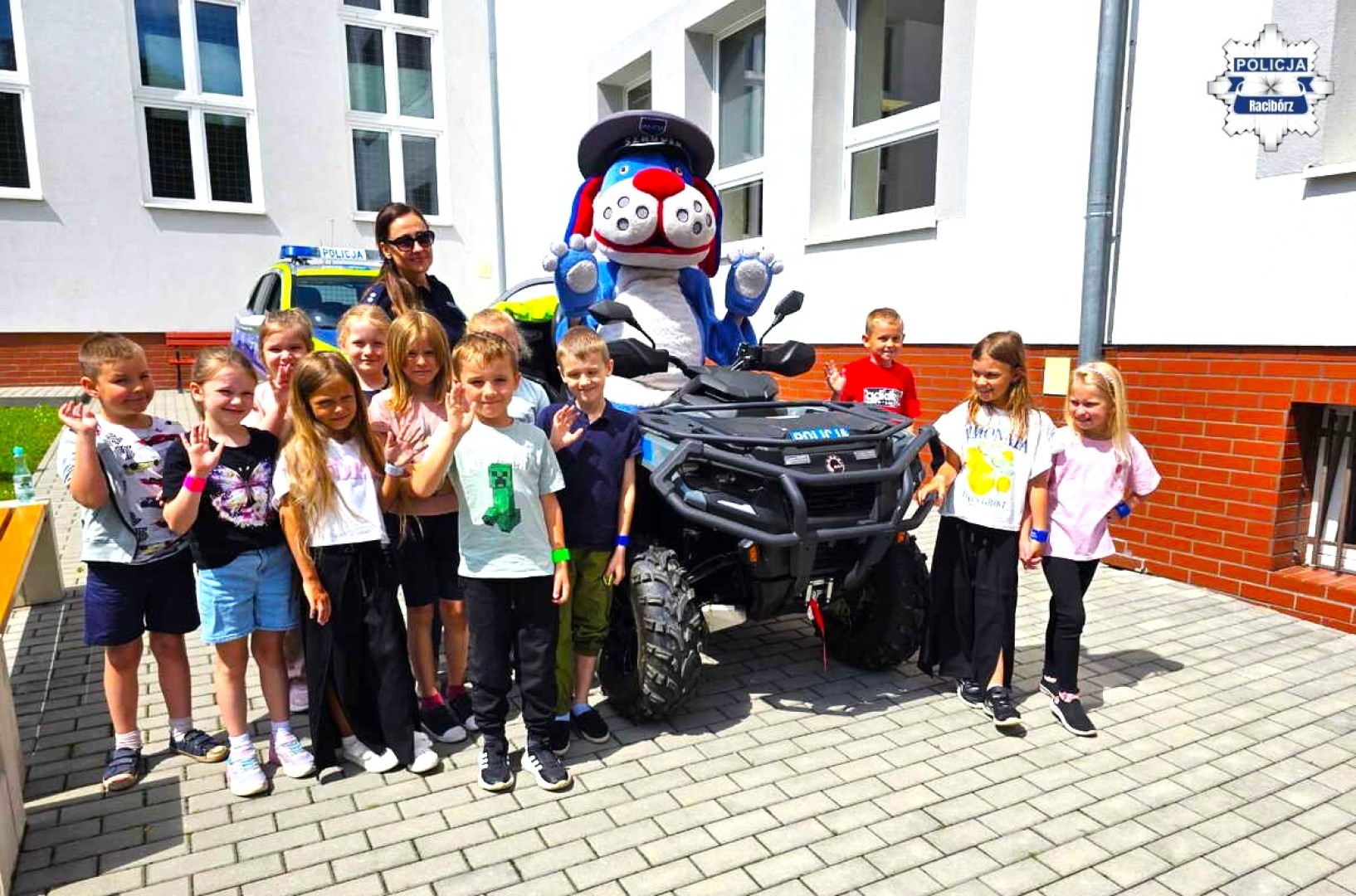 Edukacja przez praktykę. Raciborscy policjanci spotkali się z dziećmi w Rzuchowie