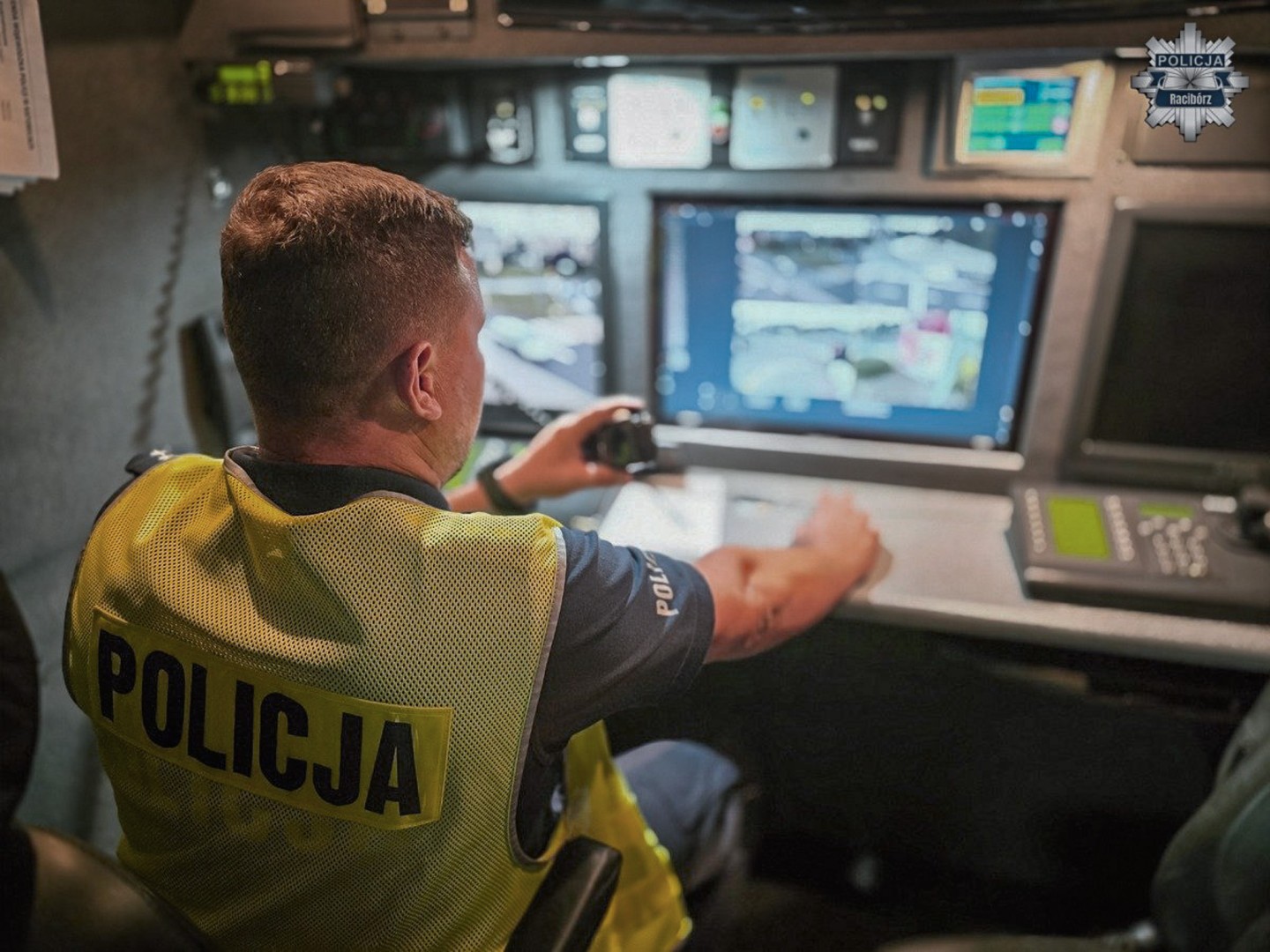 Ruchome stanowisko dowodzenia na ulicach Raciborza. Drogówka kontrolowała kierowców przy przejściach dla pieszych