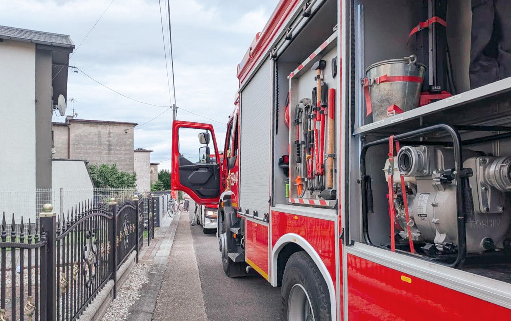 Niepokój sąsiadów zakończył się interwencją służb. Pomoc przyszła na czas