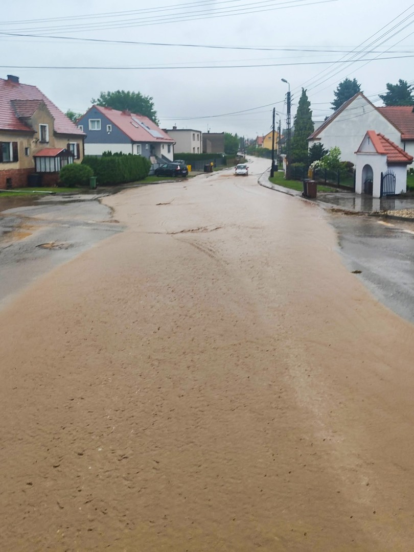 Zaskoczenie i TVN24 w Rudniku. Centrum wsi zamieniło się w rzekę