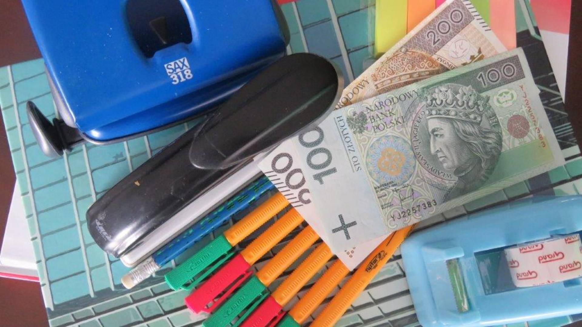 Czas na zakupy wyprawki szkolnej? 300 zł od ZUS może się przydać. Ruszyły wypłaty z programu Dobry Start