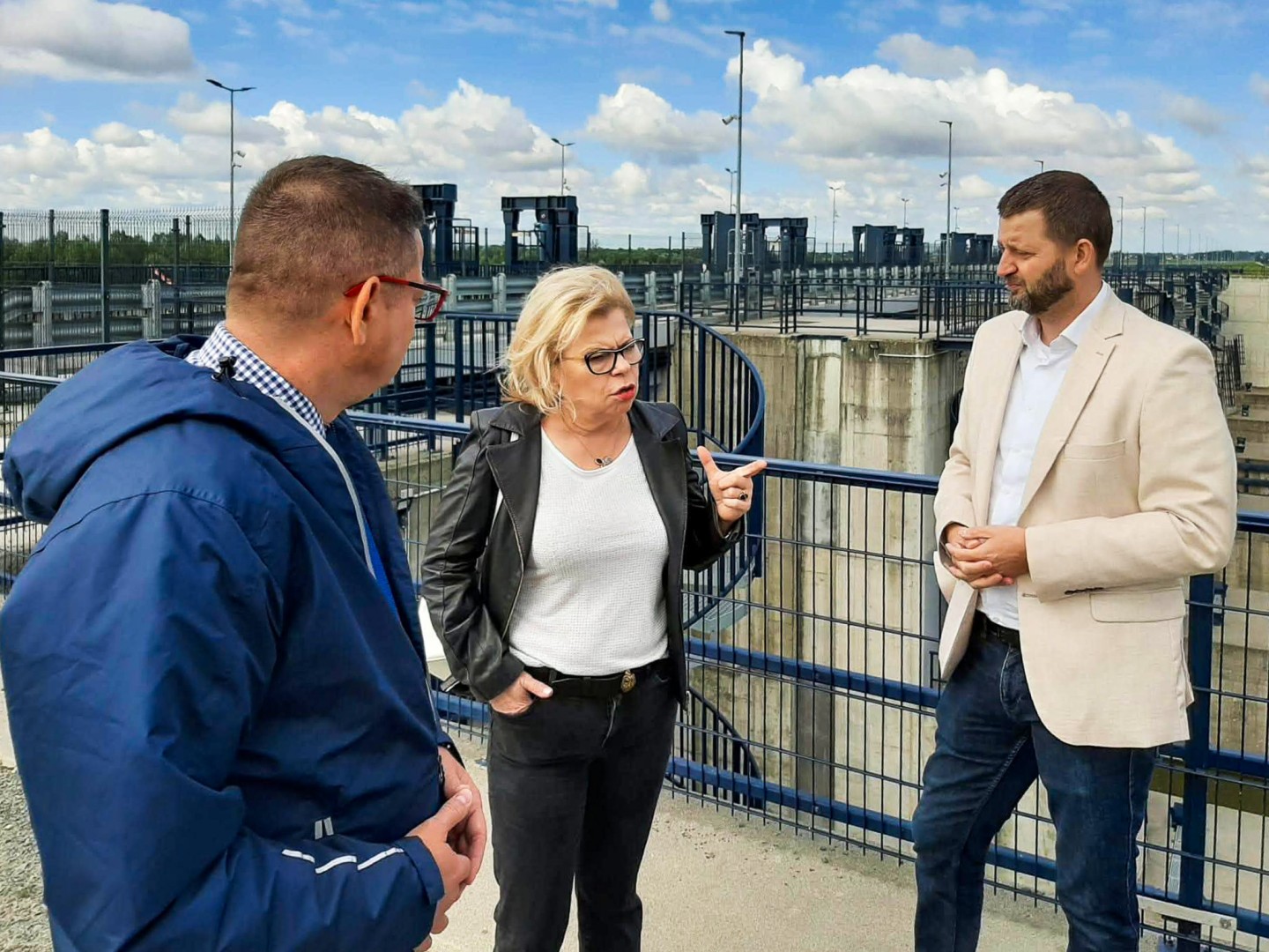 Minister i posłanka na zbiorniku Racibórz Dolny. Sprawdzili stan prac po powodzi