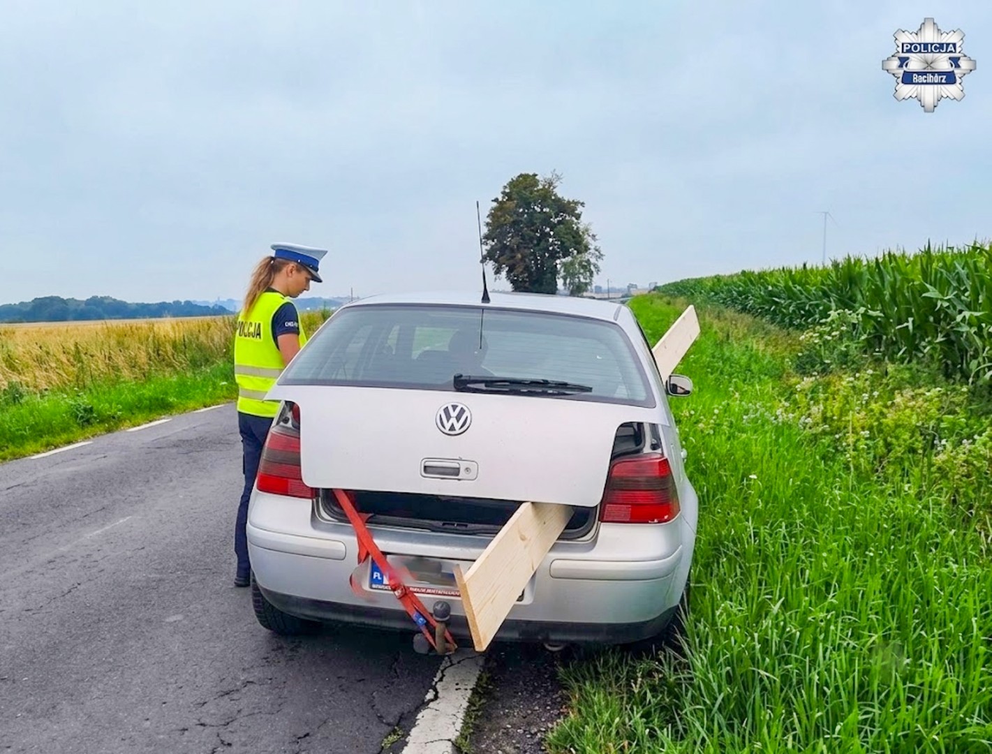 Deska wystająca z bagażnika. Nieprawidłowy transport zakończył się mandatem