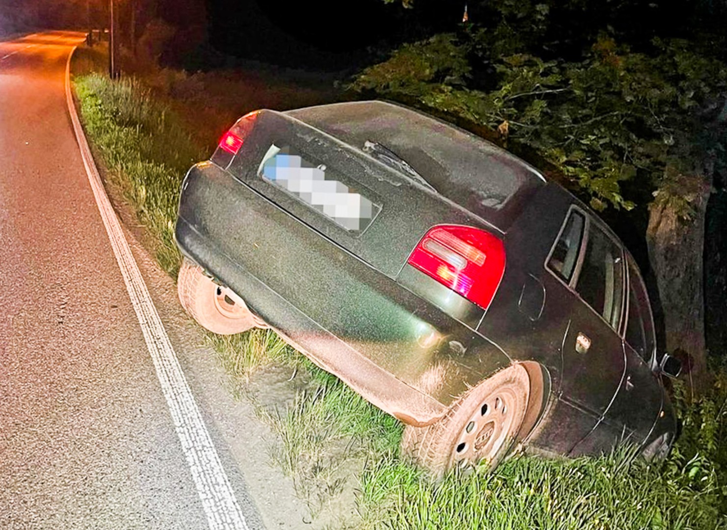 2 promile alkoholu i jazda zakończona w rowie. Kierowca bez uprawnień odpowie przed sądem