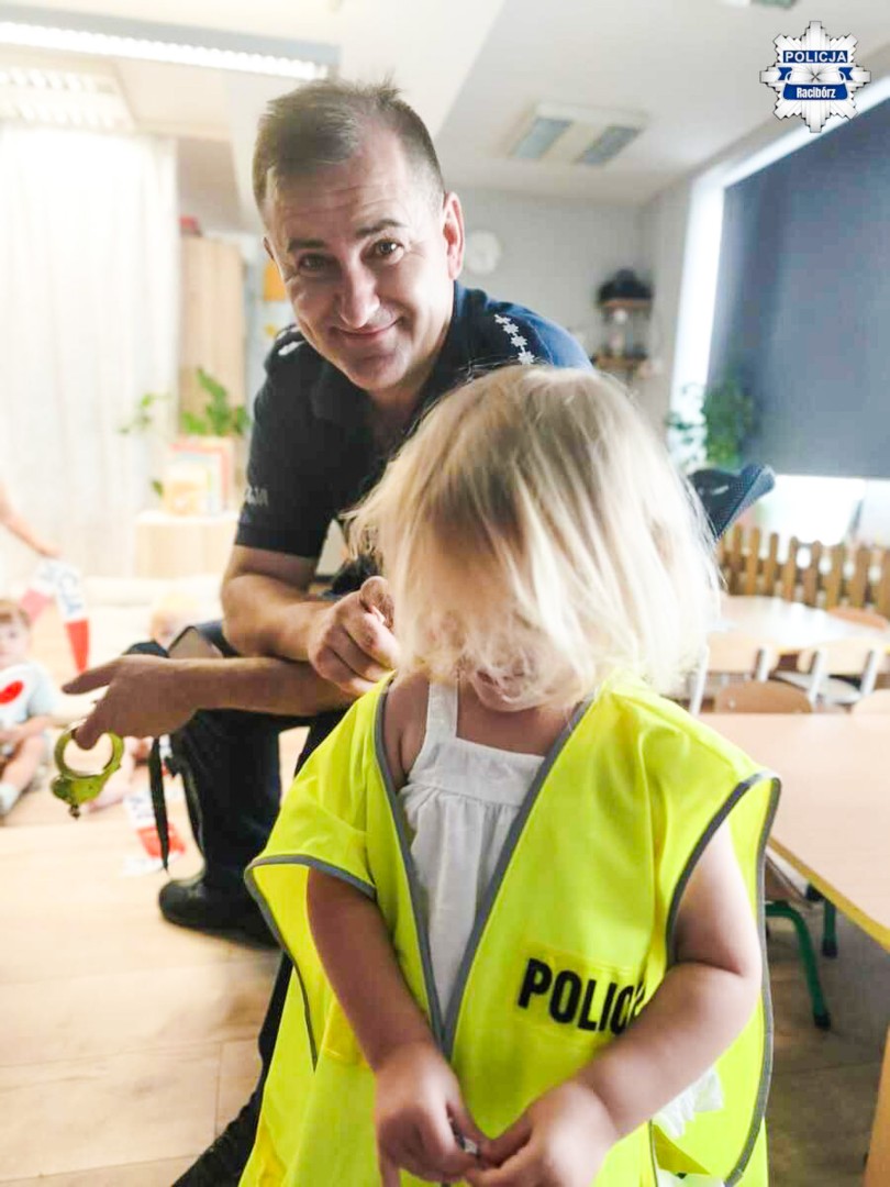 Dzielnicowy odwiedził najmłodszych