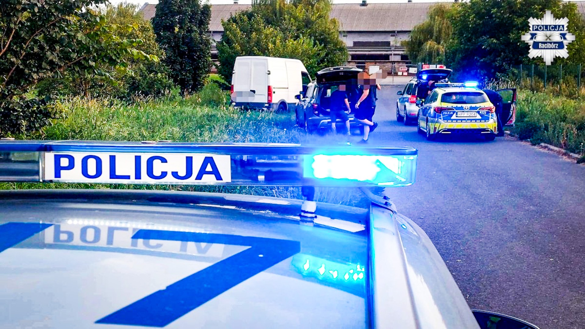 Skradzionym iveco uciekał przed policjantami. Kierowca porzucił auto i próbował uciec pieszo