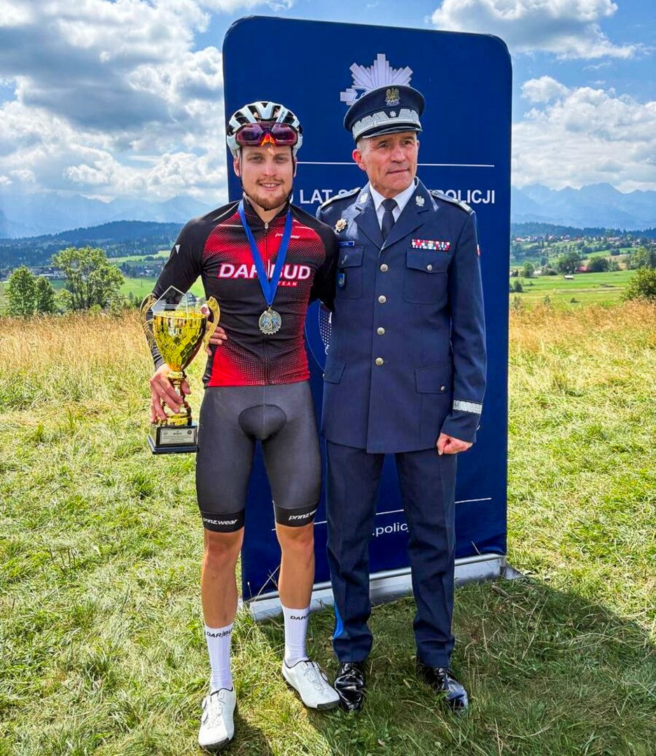 Policyjny kolarz z Pietrowic Wielkich na podium. Aleksander Wyszyński z kolejnym sukcesem
