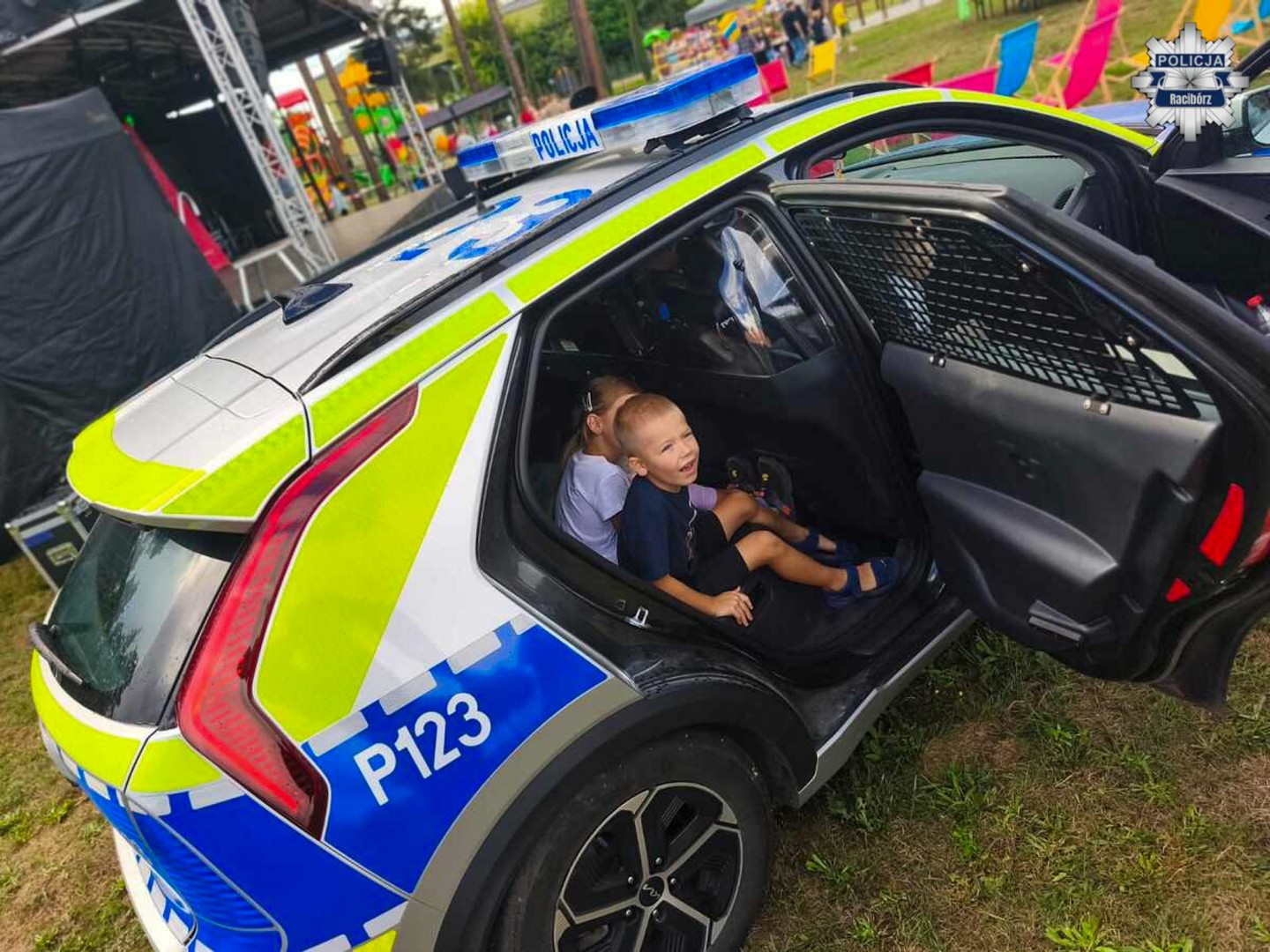 Bezpieczna Kuźnia z policjantami. Spotkania z mieszkańcami podczas wakacyjnych wydarzeń