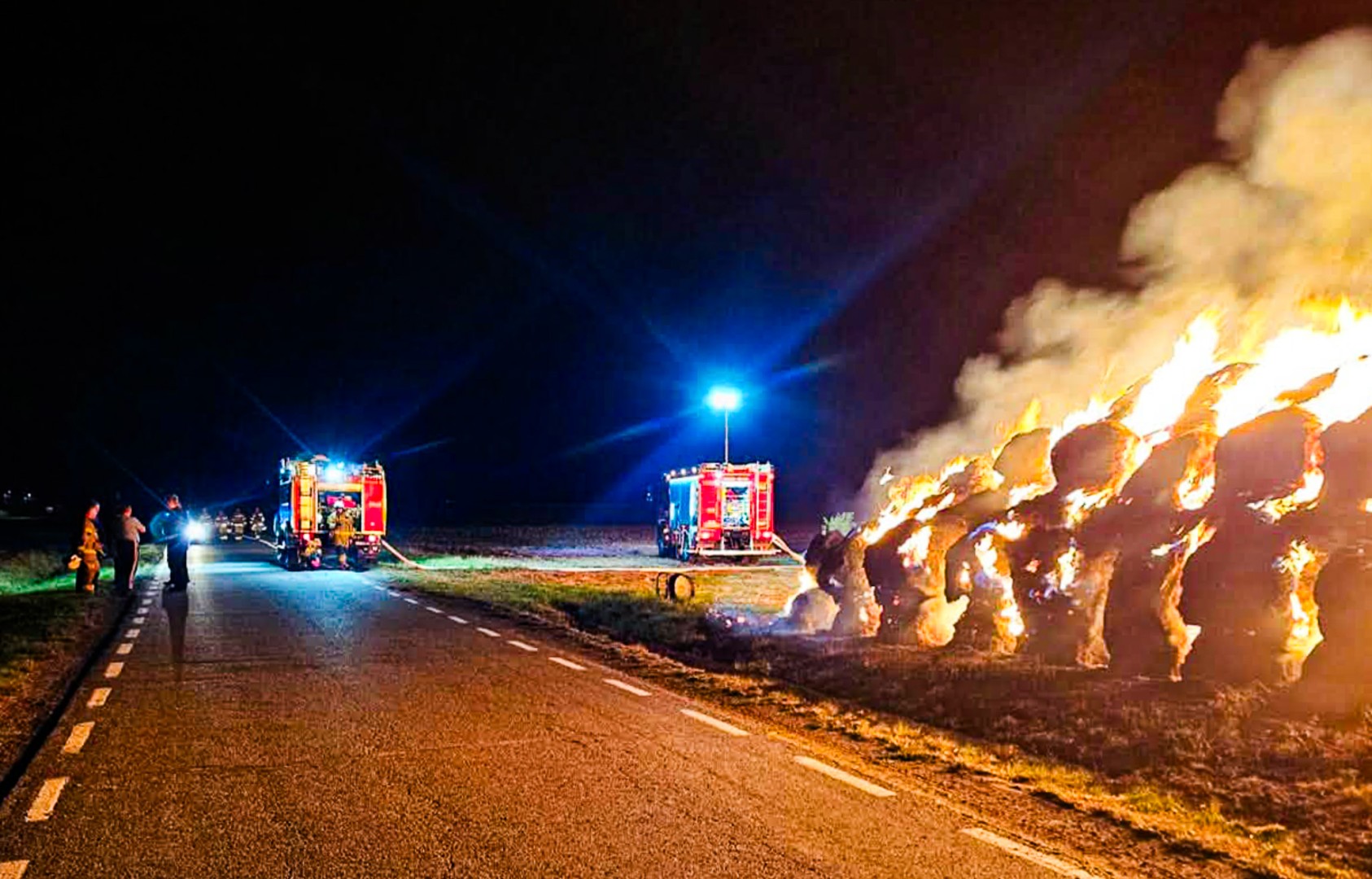 Strażacy interweniowali w powiecie. Plama oleju, kolizja i pożar stogu