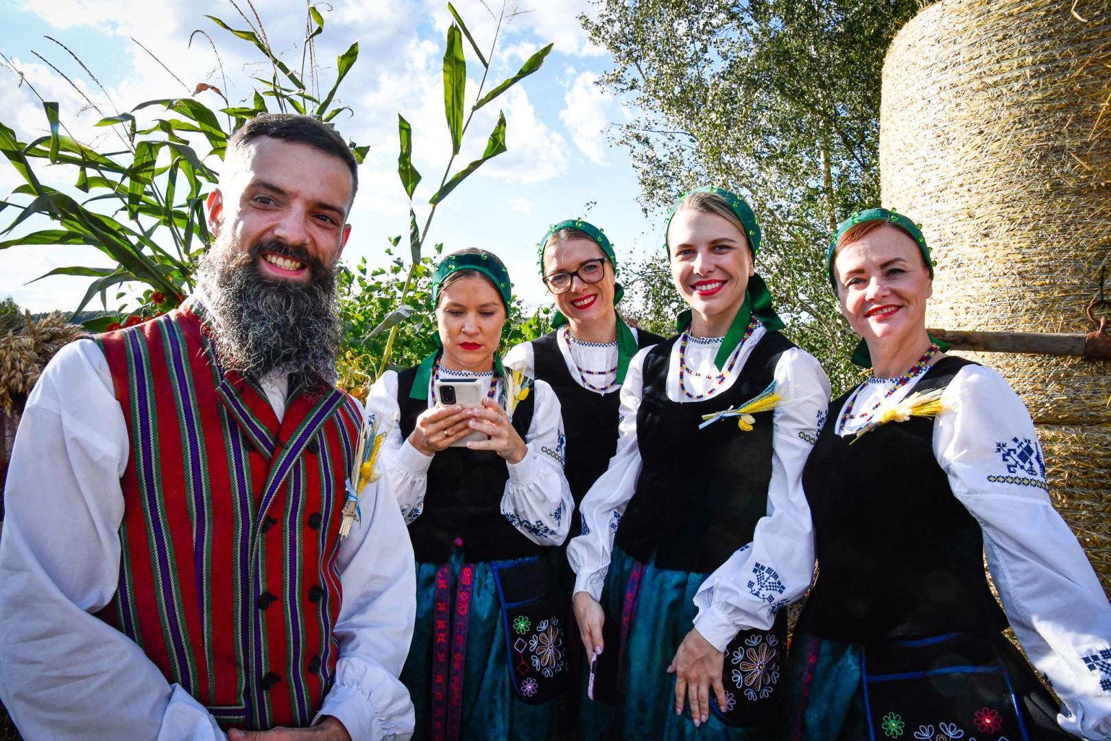Dożynki wiejsko-parafialne w Kobyli. Tradycja, folklor i rodzinna zabawa w międzynarodowym towarzystwie [FOTO i WIDEO]