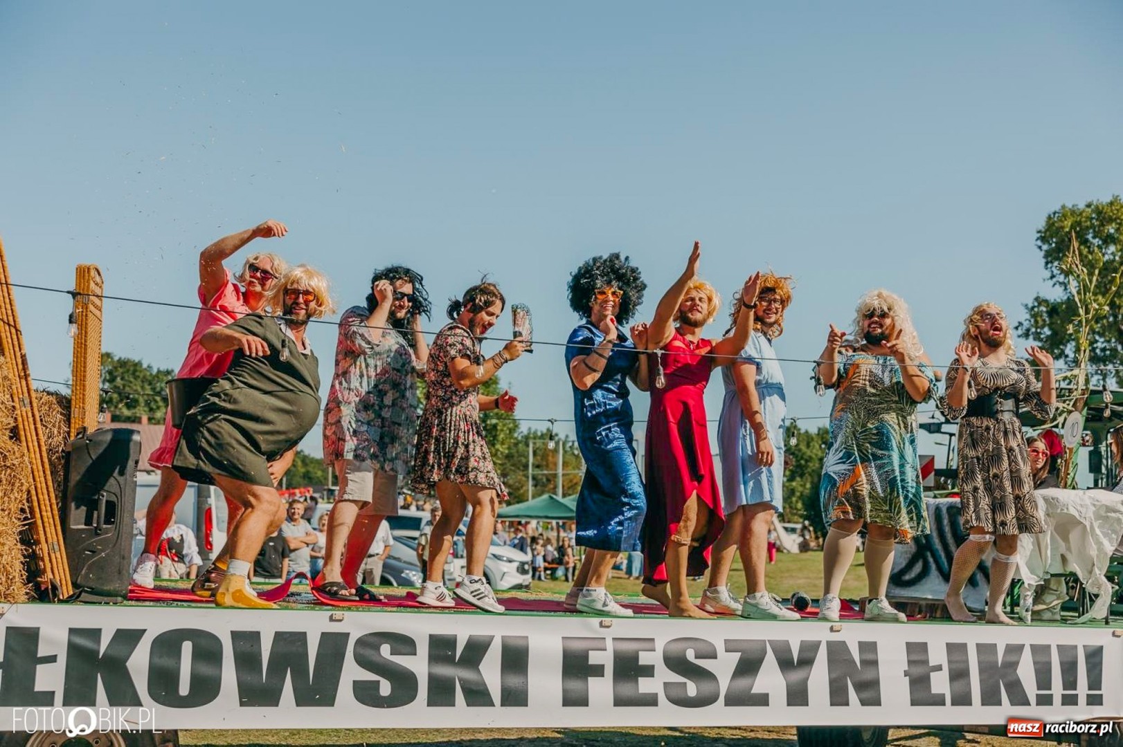 Bieńkowice pokazały, iż na śląskiej wsi potrafią się bawić. Korowód pełen humoru i nowoczesnych maszyn