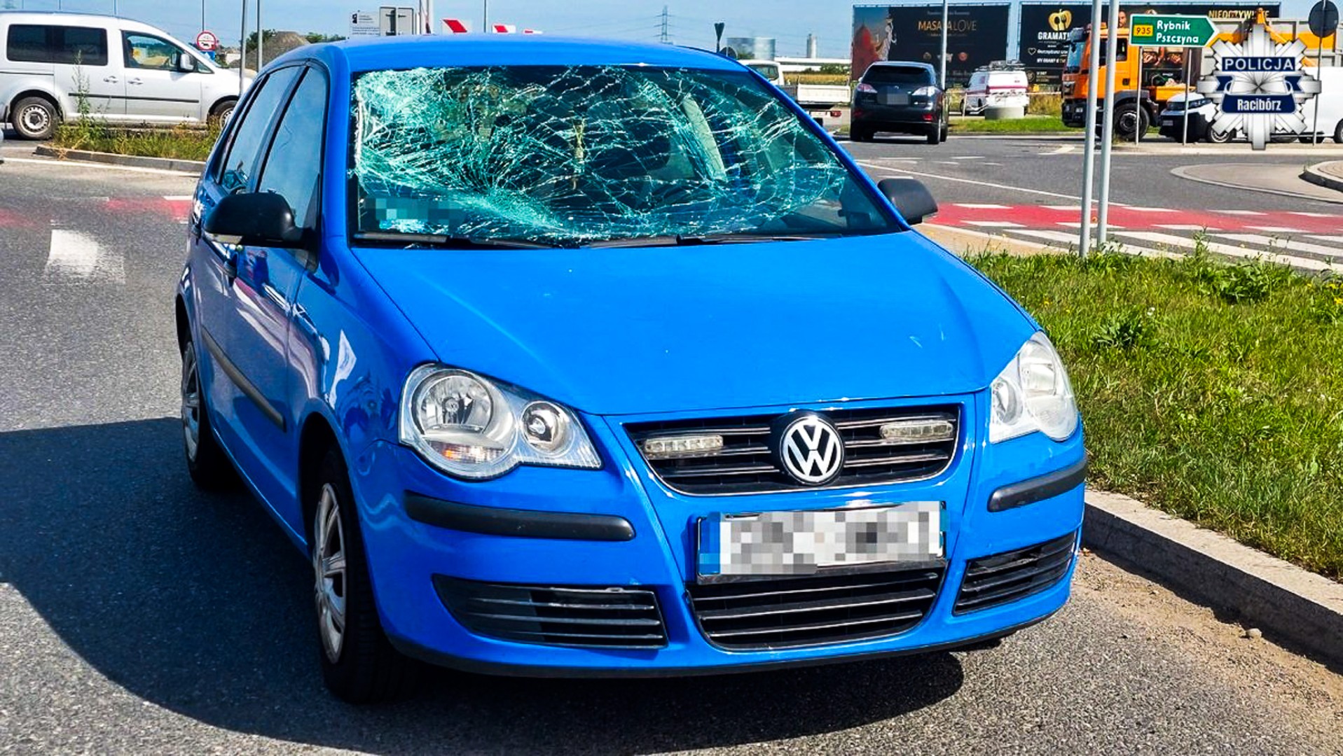 Zderzenie Volkswagena z rowerzystą. 83-latek trafił do szpitala