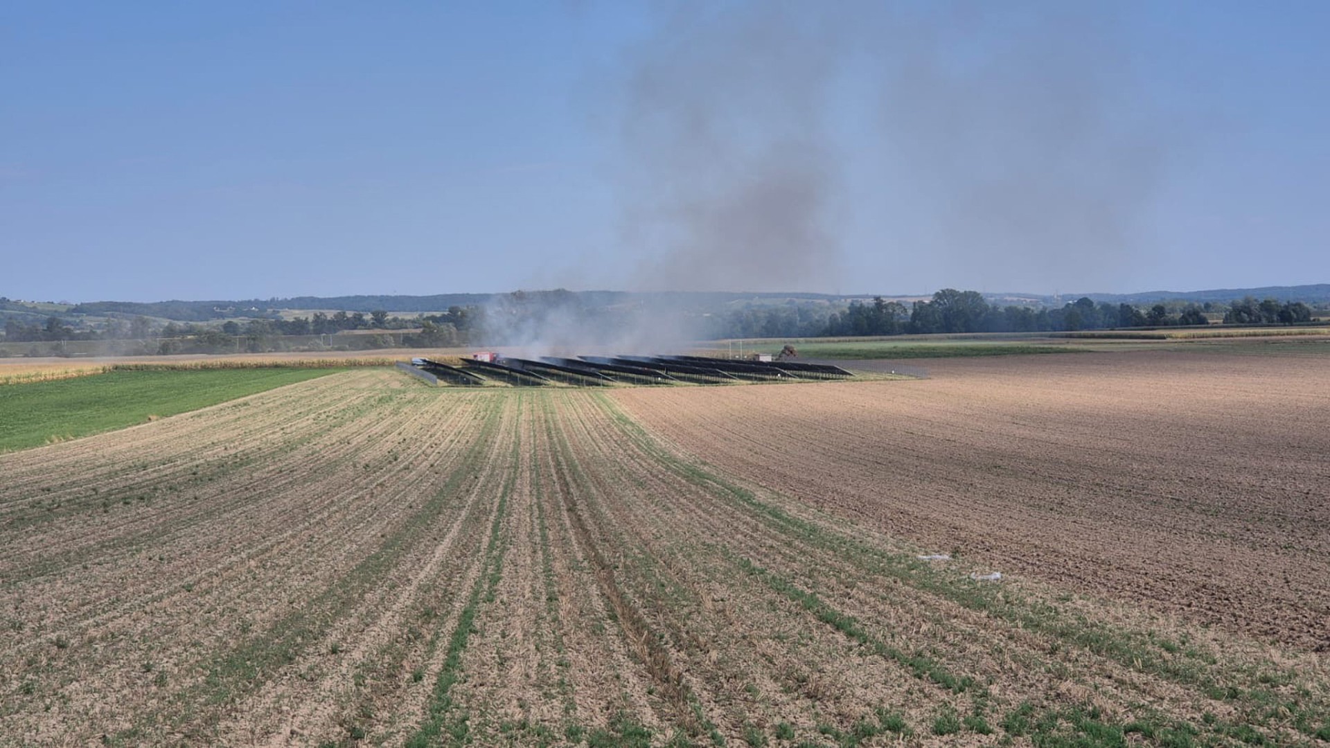 Dym nad farmą fotowoltaiczną pomiędzy Sudołem a Bieńkowicami [FOTO i WIDEO]