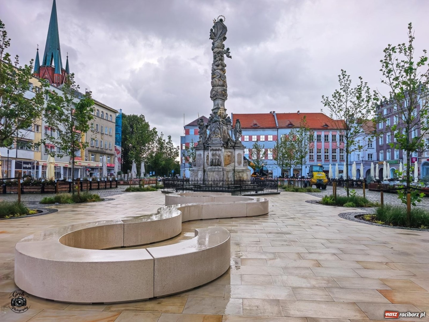Na Rynku trwa montaż siedzisk przy kolumnie maryjnej