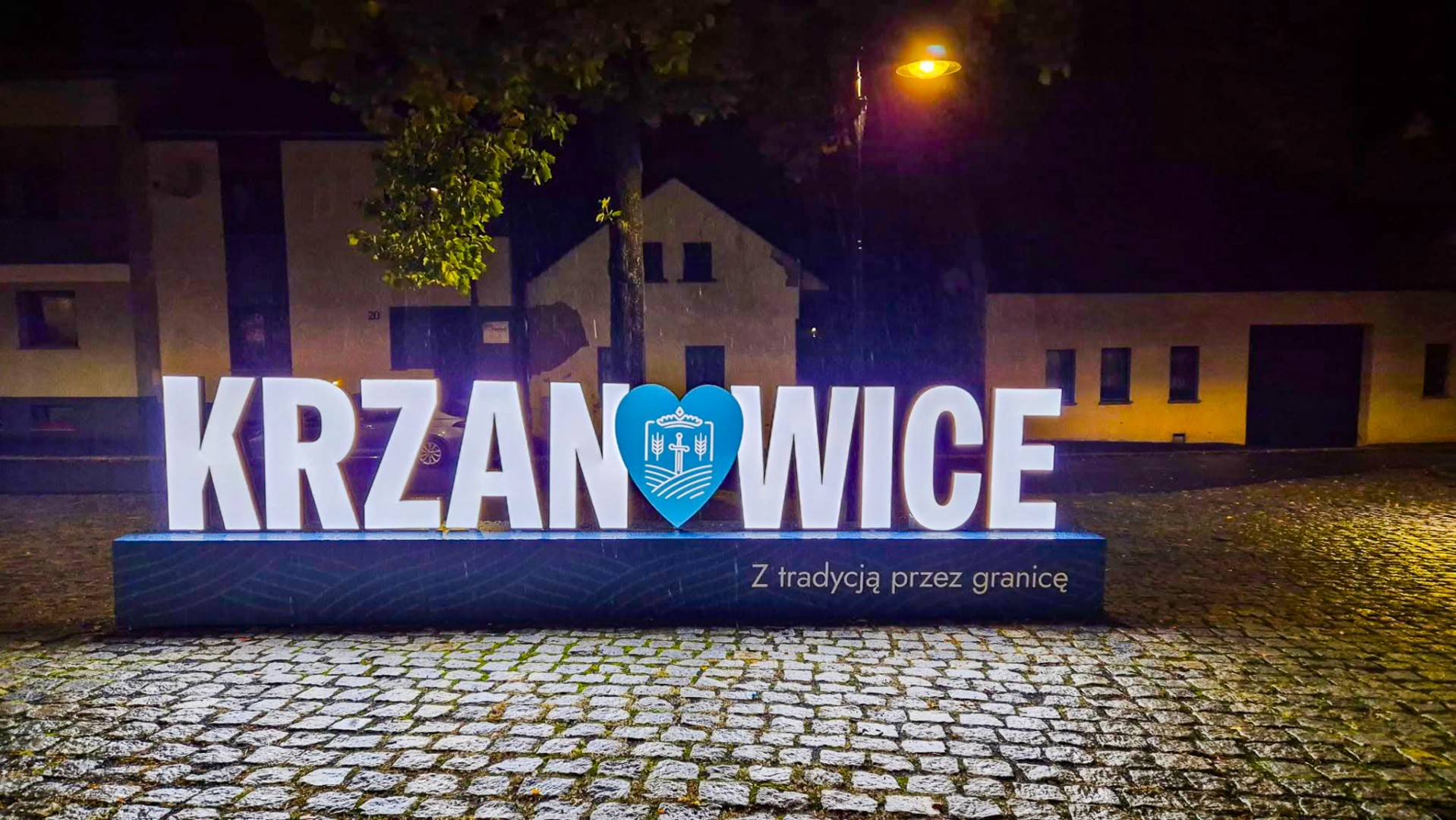 Nowy podświetlany witacz stanął na krzanowickim rynku