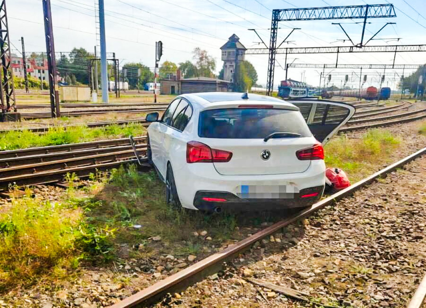 Pościg za BMW zakończył się na bocznicy kolejowej. Pasażerka z narkotykami zatrzymana