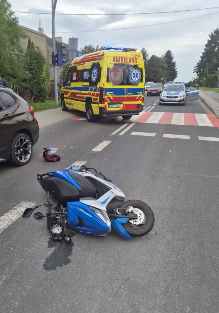 Kolizja w Pogrzebieniu. Motorowerzysta uderzył w BMW