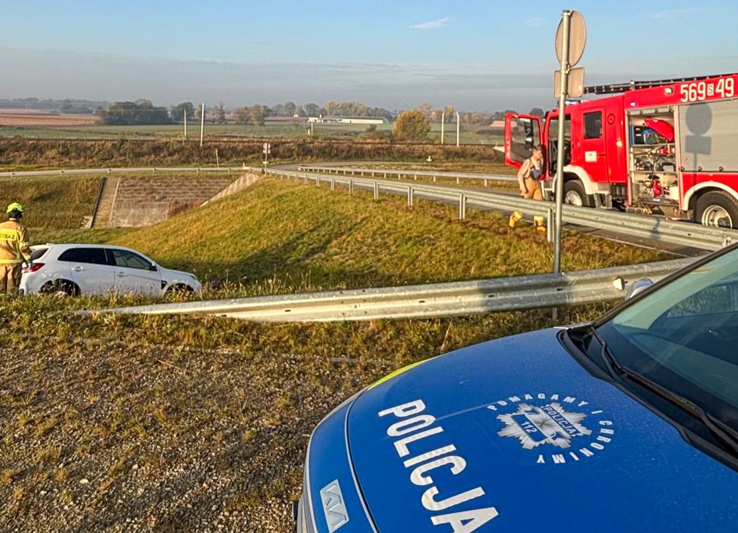 Samochód stoczył się z wału na terenie zbiornika Racibórz Dolny. 65-latek trafił do szpitala