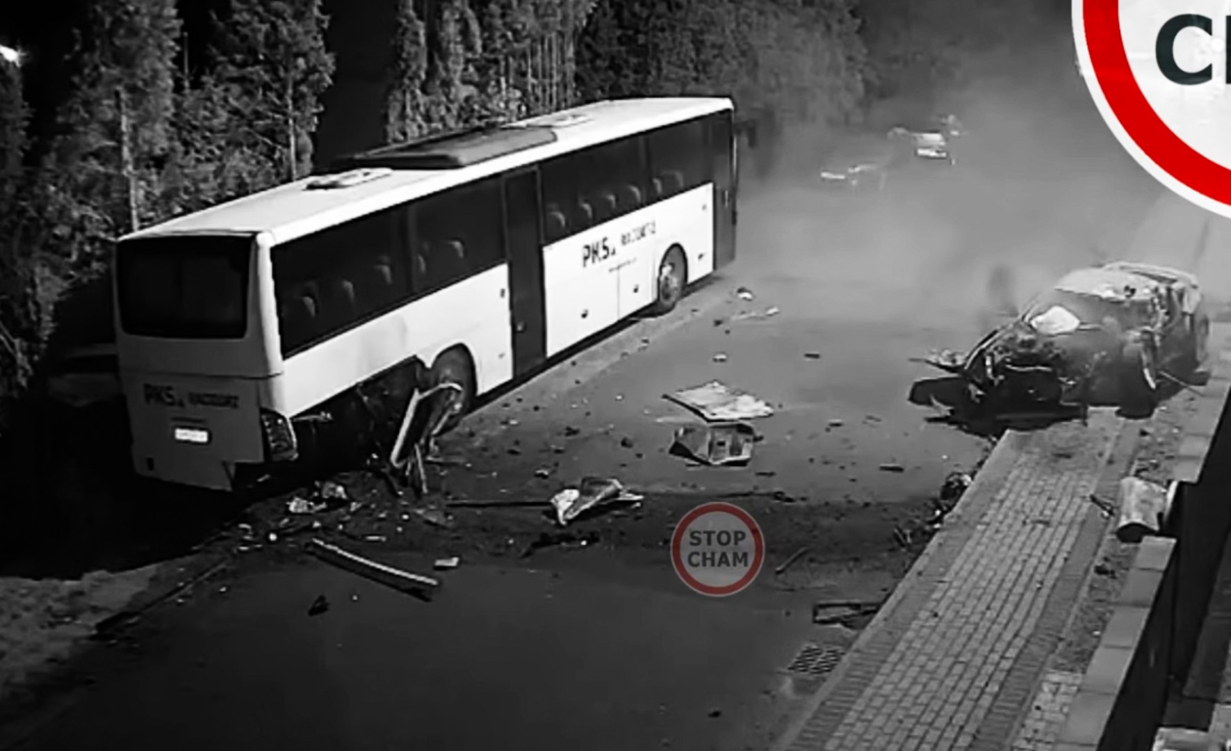 Dramatyczny wypadek w Pstrążnej uchwycony przez monitoring. Hyundai uderzył w zaparkowany autobus