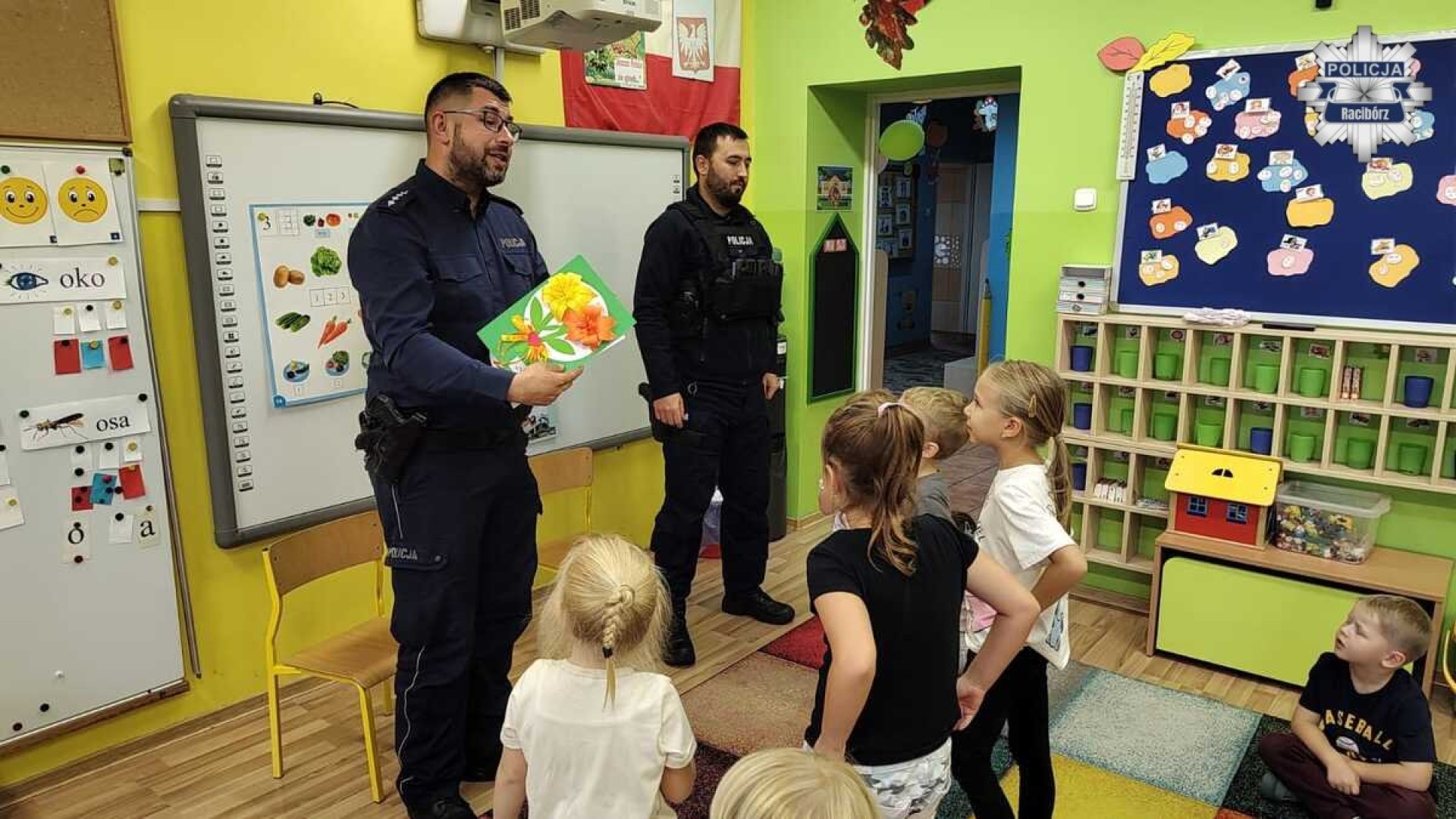 Dzielnicowy odwiedził przedszkolaki w Turzu. Dzieci uczyły się zasad bezpieczeństwa