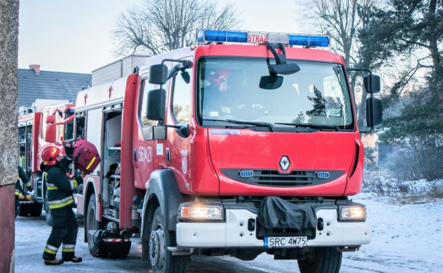 Zarwany dach, dziura w jezdni, zalana piwnica - czwartkowy raport strażaków