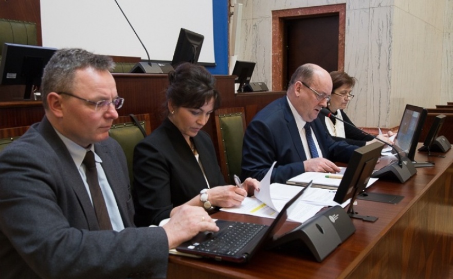 Smog na celowniku śląskich radnych. Czy będzie obowiązek wymiany kotł&oacute;w? - Serwis informacyjny z Raciborza - naszraciborz.pl