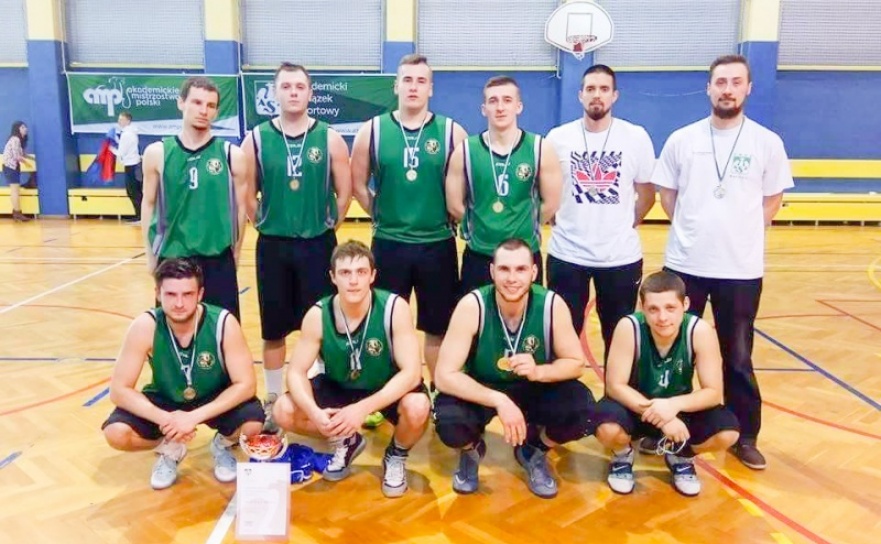 Sukcesy sportowc&oacute;w raciborskiej PWSZ. Koszykarze ze srebrem, siatkarki w finale - Serwis informacyjny z Raciborza - naszraciborz.pl