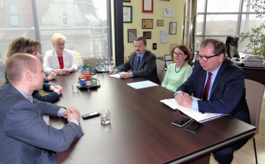 Samorządowcy z Piekar Śląskich z wizytą w Funduszu. Ponad 240 milionów euro na likwidację niskiej emisji  - Serwis informacyjny z Raciborza - naszraciborz.pl