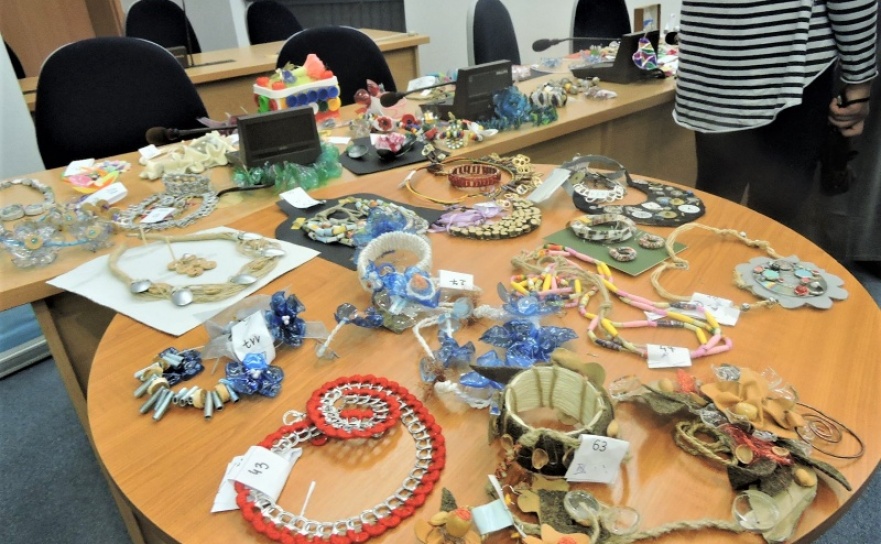 Biżuteria z odpadów - Serwis informacyjny z Raciborza - naszraciborz.pl