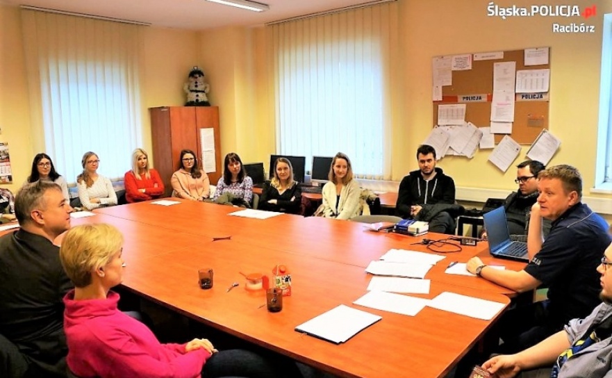 Studenci PWSZ na warsztatach w raciborskiej drogówce - Serwis informacyjny z Raciborza - naszraciborz.pl