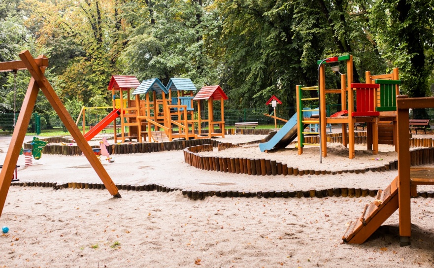 Park im. Miasta Roth w oczekiwaniu na nowy plac zabaw – mieszkańcy pytają, kiedy ruszą prace - Serwis informacyjny z Raciborza - naszraciborz.pl