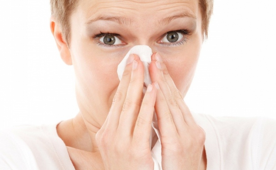 Jak odróżnić przeziębienie i grypę od COViD-19. NFZ przygotował poradnik 