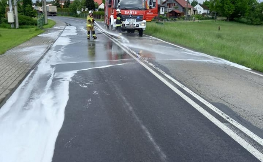 Dwa zastępy strażackie usuwały plamę z jezdni - Serwis informacyjny z Raciborza - naszraciborz.pl