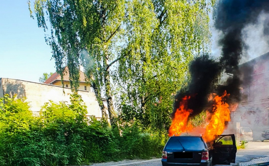 Volkswagen Passat stanął w płomieniach na Kolejowej [FOTO i WIDEO]