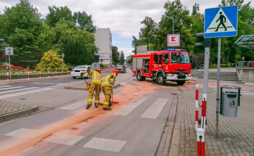 Olej z uszkodzonego pojazdu zanieczyścił jezdnię na Podwalu - Serwis informacyjny z Raciborza - naszraciborz.pl