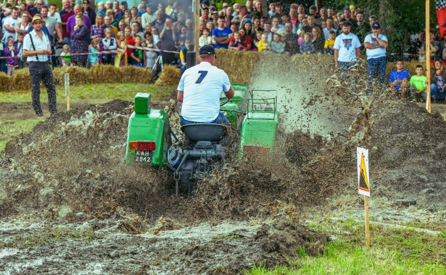 Ciągniki, muzyka i dobra zabawa – dożynki w Krowiarkach połączone z Ciapek Racing - Serwis informacyjny z Raciborza - naszraciborz.pl