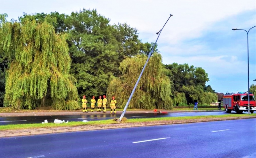 Uderzył w latarnię na Reymonta i odjechał - Serwis informacyjny z Raciborza - naszraciborz.pl