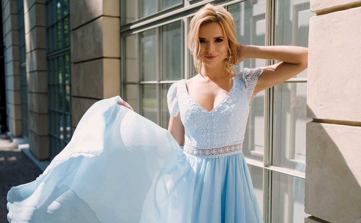 Sukienki koktajlowe – czym są i czy pasują na wesele? - Serwis informacyjny z Raciborza - naszraciborz.pl