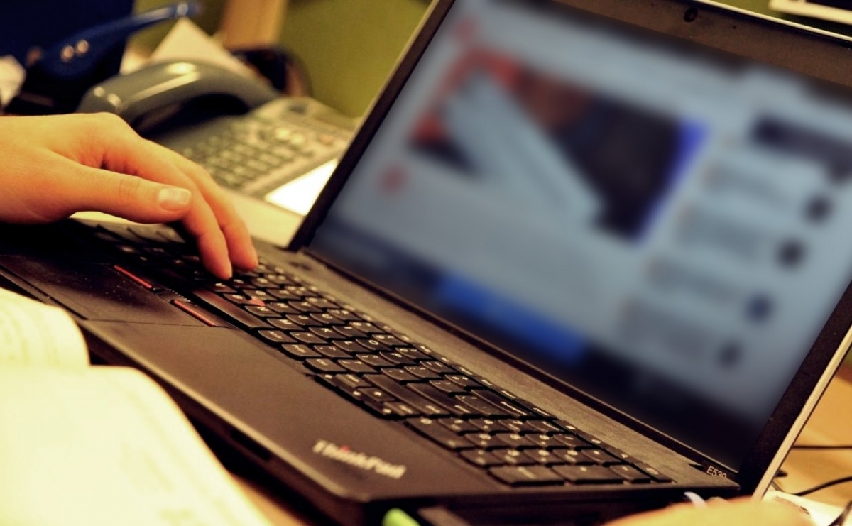 Oszuści znów w natarciu, wykorzystują fałszywe konta i deepfake - Serwis informacyjny z Raciborza - naszraciborz.pl