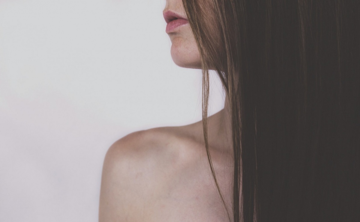 Jak bezpiecznie prostować włosy w domu? - Serwis informacyjny z Raciborza - naszraciborz.pl