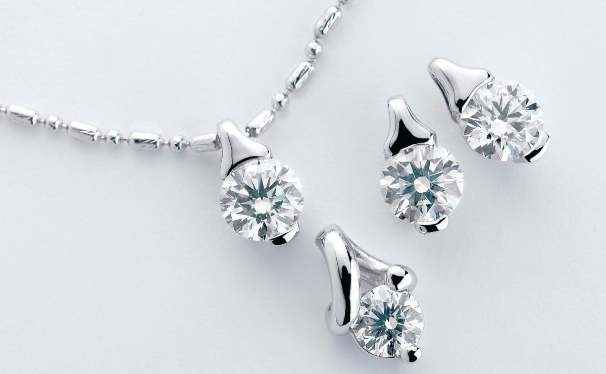 Cudowna, srebrna biżuteria z kamieniami szlachetnymi - prezent na Dzień Kobiet - Serwis informacyjny z Raciborza - naszraciborz.pl