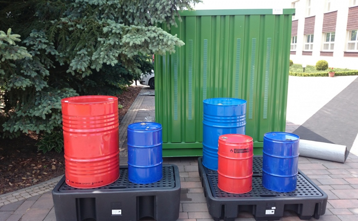 Wanny wychwytowe - bezpieczne przechowywanie chemikaliów - Serwis informacyjny z Raciborza - naszraciborz.pl