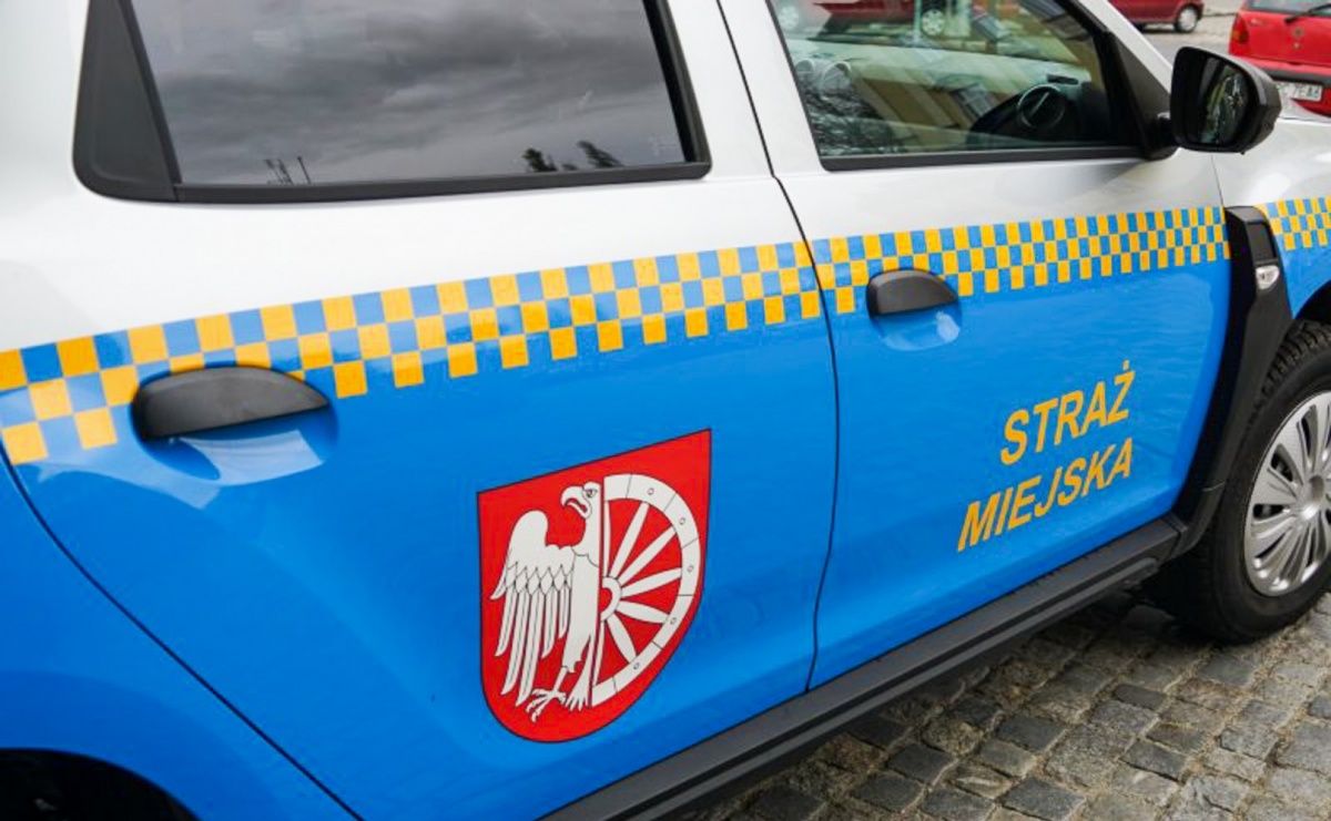 Interwencje Straży Miejskiej. Awanturnik na Rynku, zwisający przewód i poranne akcje służb - Serwis informacyjny z Raciborza - naszraciborz.pl