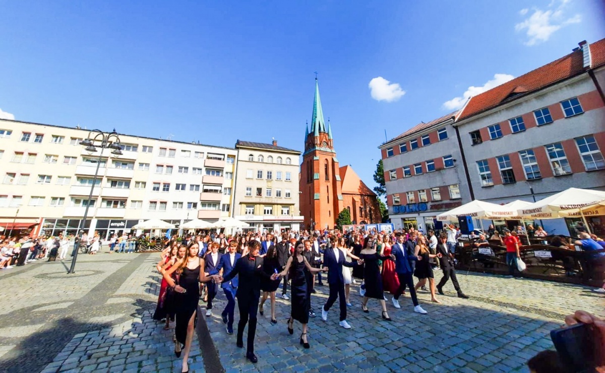Ósmoklasiści z Ostroga polonezem żegnali szkołę [FOTO i WIDEO] - Serwis informacyjny z Raciborza - naszraciborz.pl