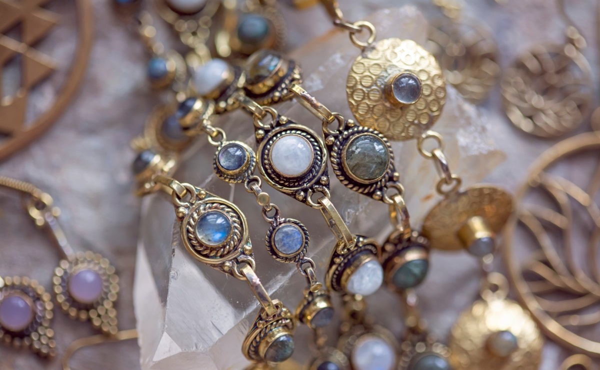 Jak czyścić biżuterię z mosiądzu? - Serwis informacyjny z Raciborza - naszraciborz.pl