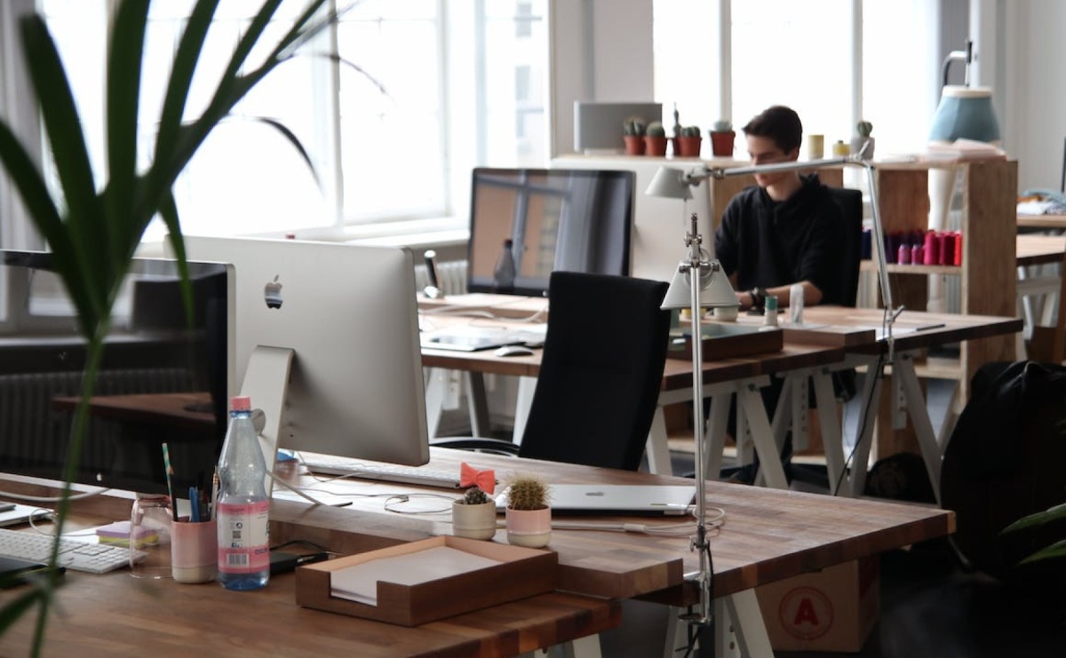 Innowacyjny Produkt dla Biur: Folia PDLC Wprowadza Rewolucję w Aranżacji Przestrzeni Pracowniczych - Serwis informacyjny z Raciborza - naszraciborz.pl