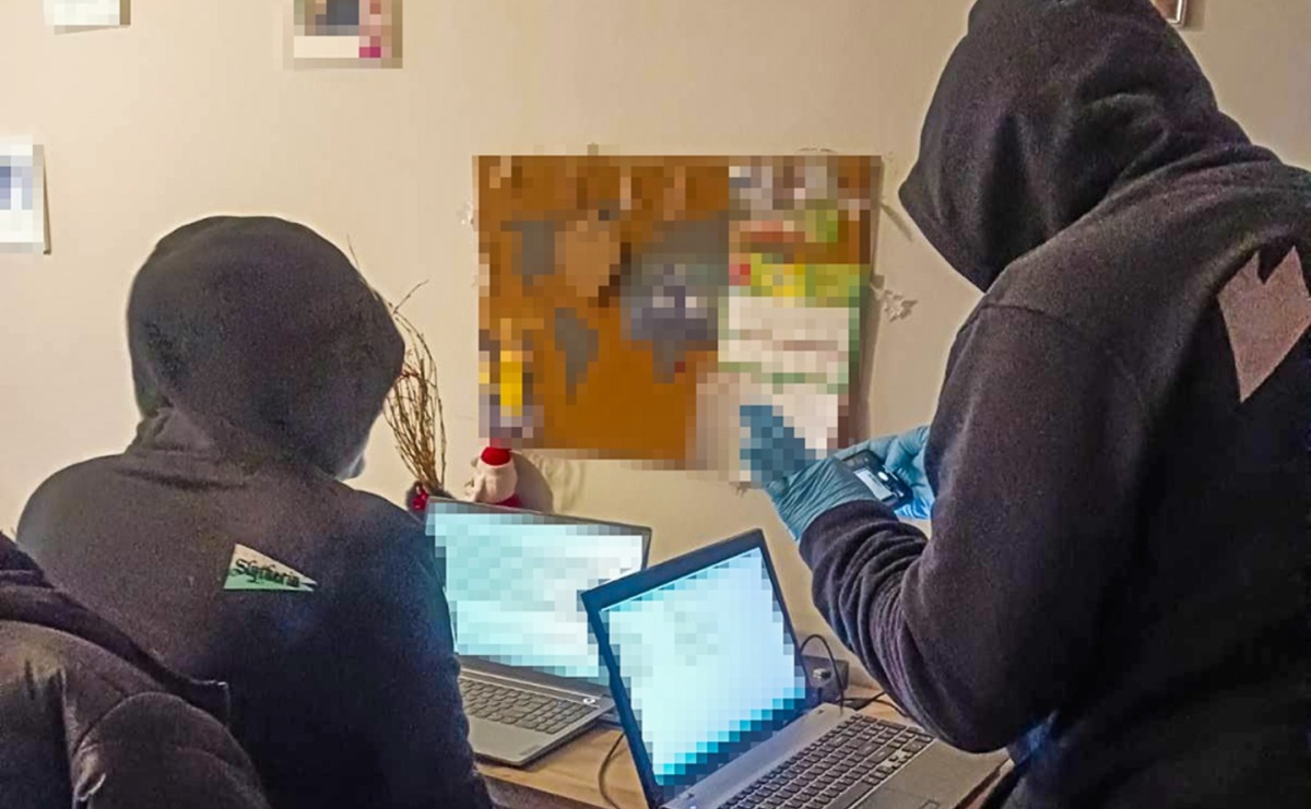 Śląska policja rozbiła szajkę oszustów internetowych. Bazowali na danych z darknetu - Serwis informacyjny z Raciborza - naszraciborz.pl